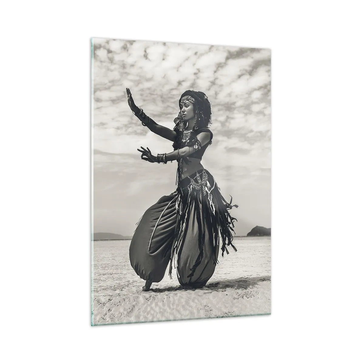 Glasbild - Bild auf glas - Schwarz-Weiß-Fotografie einer Tänzerin in der Wüste - 50x70cm - Der Tanz der südlichen Inseln - Moderne Wanddekoration für Wohnzimmer und Schlafzimmer ARTTOR