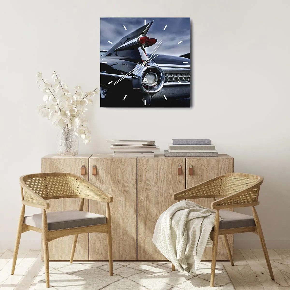 Wanduhr - Glasuhr - Ein klassisches Retro-Auto mit glänzendem Chrom und Flossen - 30x30cm - Deshalb ist es schön! - Moderne Wanddekoration für Wohnzimmer und Schlafzimmer ARTTOR