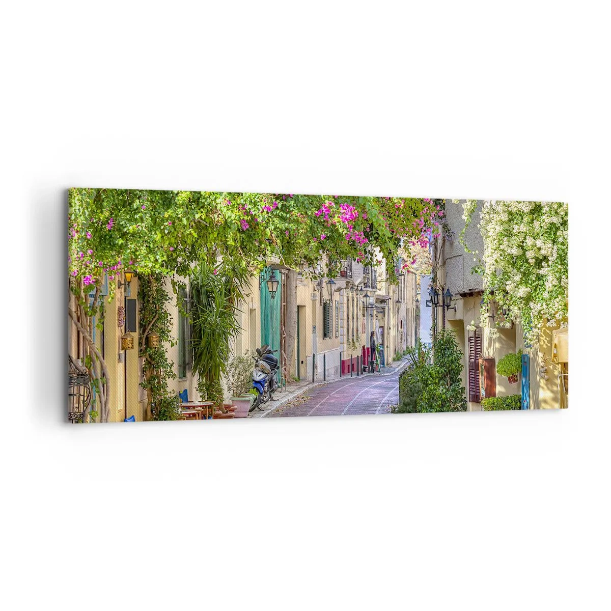Bild auf Leinwand - Leinwandbild - Eine charmante Straße mit blühenden Weinreben und Cafétischen - 120x50cm - Blühende Gasse - Moderne Wanddekoration für Wohnzimmer und Schlafzimmer ARTTOR