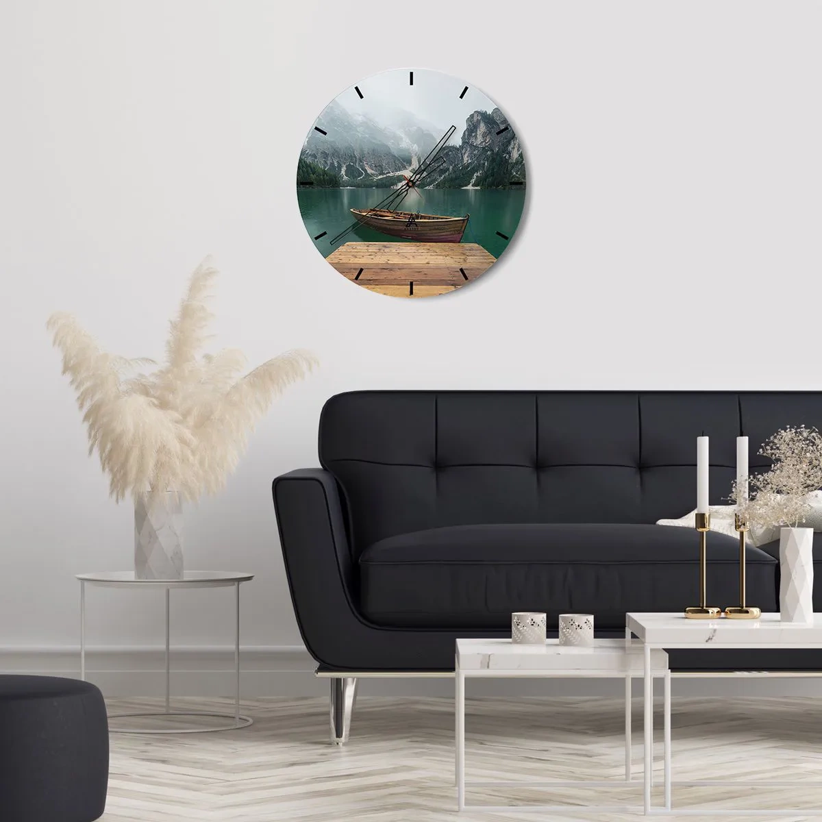 Wanduhr - Glasuhr - Ein Holzboot auf einem von Bergen umgebenen See - 30x30cm - Und die stolzen Felsen der Stirn - Moderne Wanddekoration für Wohnzimmer, Küche und Schlafzimmer ARTTOR