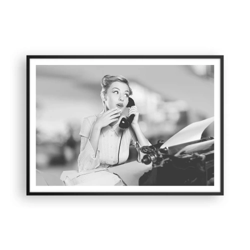 Poster in einem schwarzem Rahmen - Eine Frau telefoniert an einer Schreibmaschine - 100x70cm - Hallo, wir sind in den 1950er Jahren. - Moderne Wanddekoration für Wohnzimmer und Schlafzimmer ARTTOR