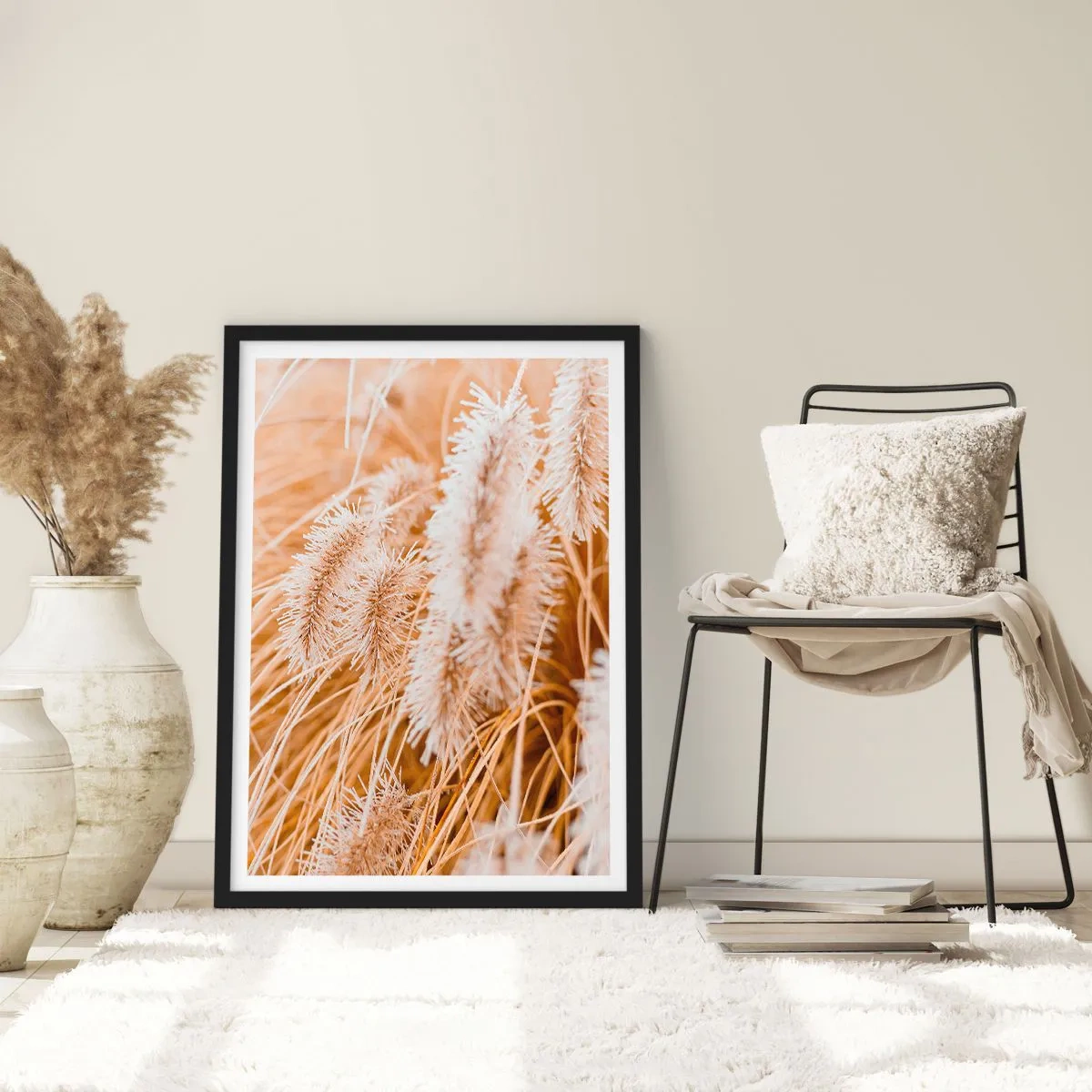 Poster in einem schwarzem Rahmen - Zarte Grashalme in pastelligen Beigetönen - 50x70cm - Das goldene Rauschen des Grases - Moderne Wanddekoration für Wohnzimmer und Schlafzimmer ARTTOR