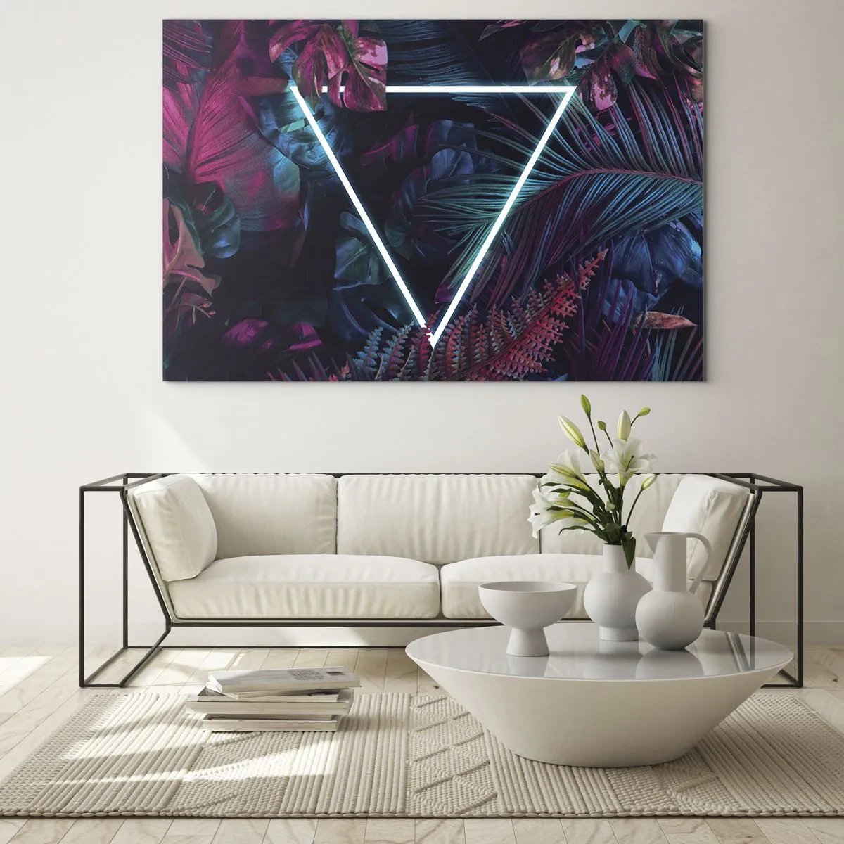 Glasbild - Bild auf glas - Ein Neondreieck, umgeben von tropischen Pflanzen in Rosa- und Blautönen. - 100x70cm - Garten im Disco-Stil - Moderne Wanddekoration für Wohnzimmer und Schlafzimmer ARTTOR