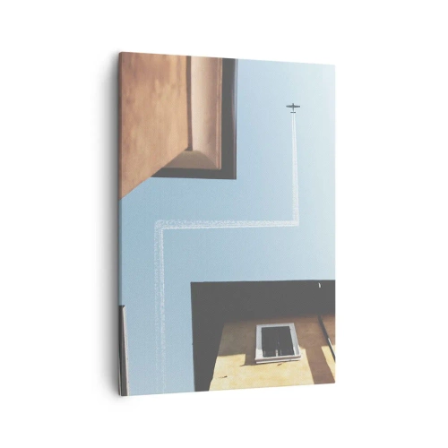 Bild auf Leinwand - Leinwandbild - Blick auf das Flugzeug und seine Spur am Himmel aus der Straßenperspektive - 50x70cm - Über dem Stadtlabyrinth - Moderne Wanddekoration für Wohnzimmer und Schlafzimmer ARTTOR
