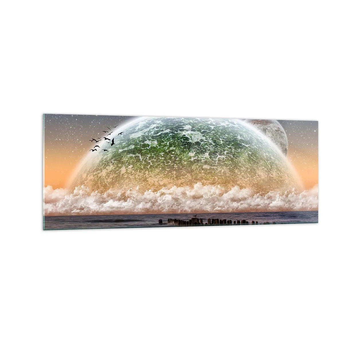 Glasbild - Bild auf glas - Eine fantastische Landschaft mit einem großen Planeten über dem Meer und einem Holzsteg. - 140x50cm - Und die Welt tauchte aus dem Wasser auf - Moderne Wanddekoration für Wohnzimmer und Schlafzimmer ARTTOR