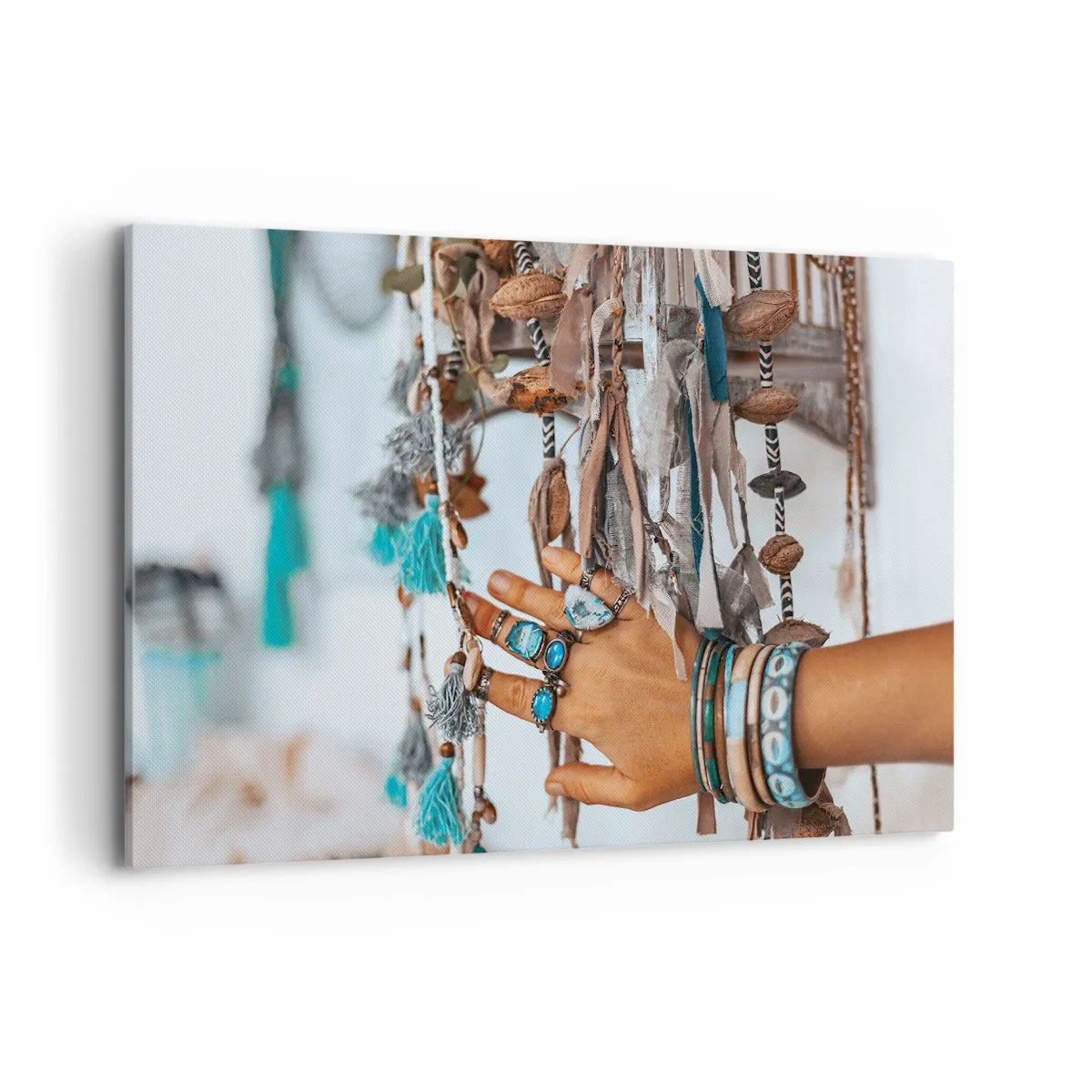 Bild auf Leinwand - Leinwandbild - Eine mit Boho-Schmuck geschmückte Hand mit Dekorationen im Hintergrund - 120x80cm - Lokale Schätze - Moderne Wanddekoration für Wohnzimmer und Schlafzimmer ARTTOR