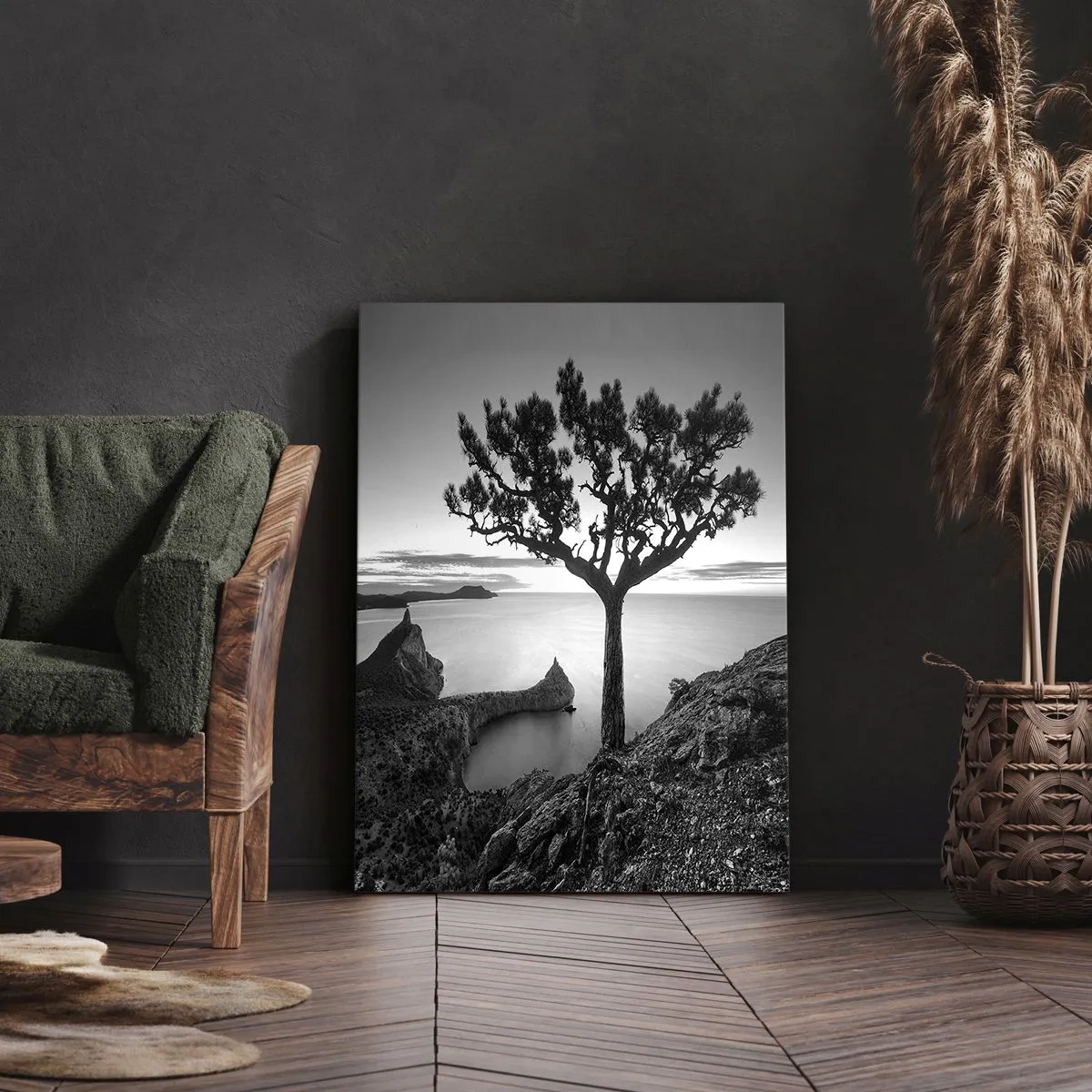 Bild auf Leinwand - Leinwandbild - Schwarz-weiße Landschaft mit einem einsamen Baum auf einer Klippe über dem Meer - 50x70cm - Stille bis zum Horizont - Moderne Wanddekoration für Wohnzimmer und Schlafzimmer ARTTOR
