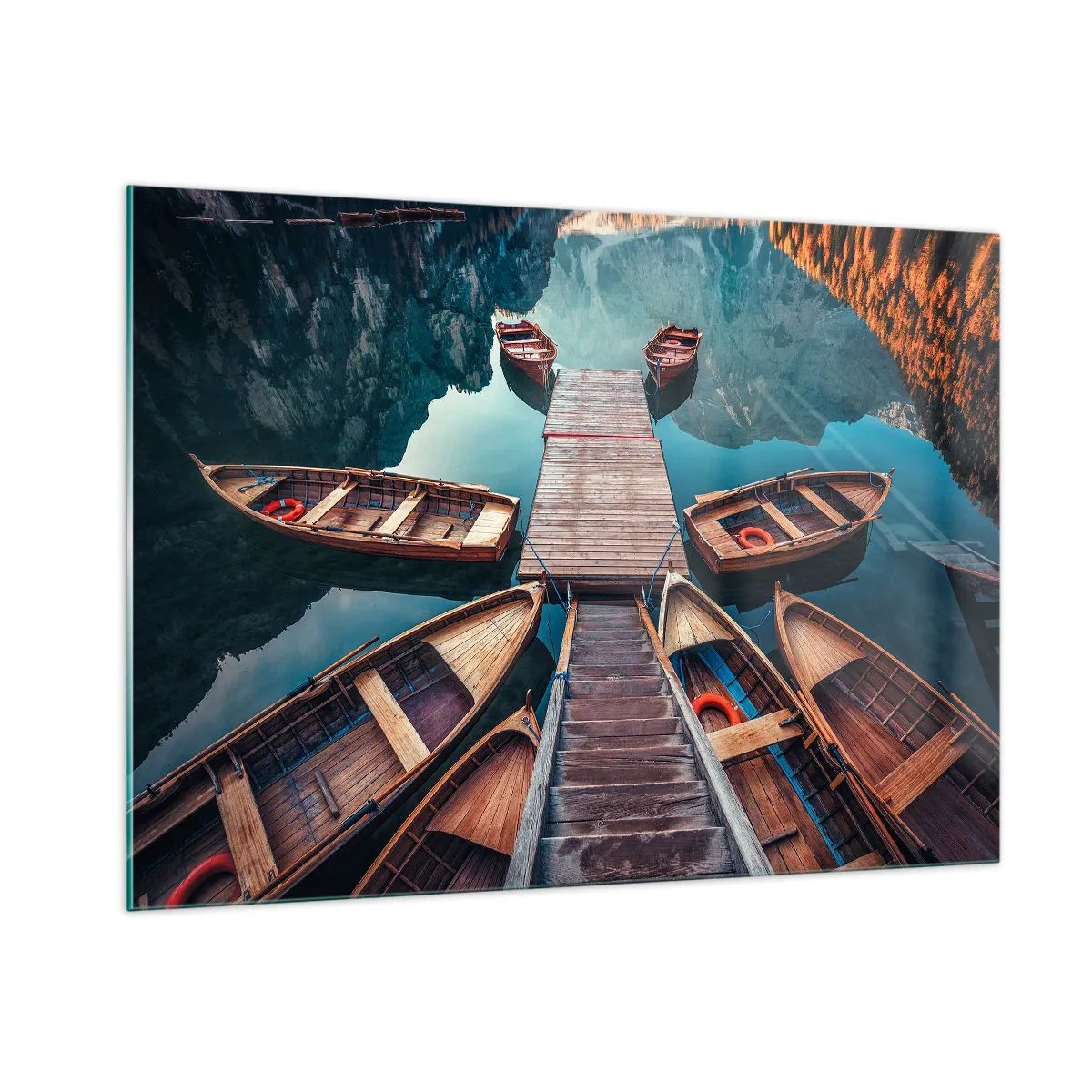 Glasbild - Bild auf glas - Blick auf Holzboote, die an einem Steg in den Bergen vertäut sind - 100x70cm - Ich warte am Yachthafen - Moderne Wanddekoration für Wohnzimmer und Schlafzimmer ARTTOR