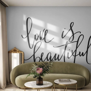 Fototapete Premium Sand - Das Zitat „Liebe ist schön“ in eleganter Handschrift auf weißem Hintergrund - 100x70cm - Lies und wiederhol - Moderne Wanddekoration für Wohnzimmer und Schlafzimmer ARTTOR