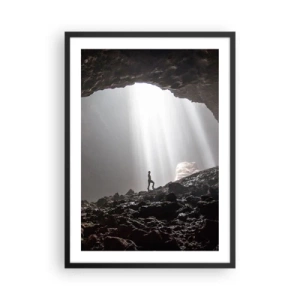 Poster in einem schwarzem Rahmen - Eine Figur in einer Höhle, beleuchtet von Lichtstrahlen - 50x70cm - Die leuchtende Grotte - Moderne Wanddekoration für Wohnzimmer und Schlafzimmer ARTTOR