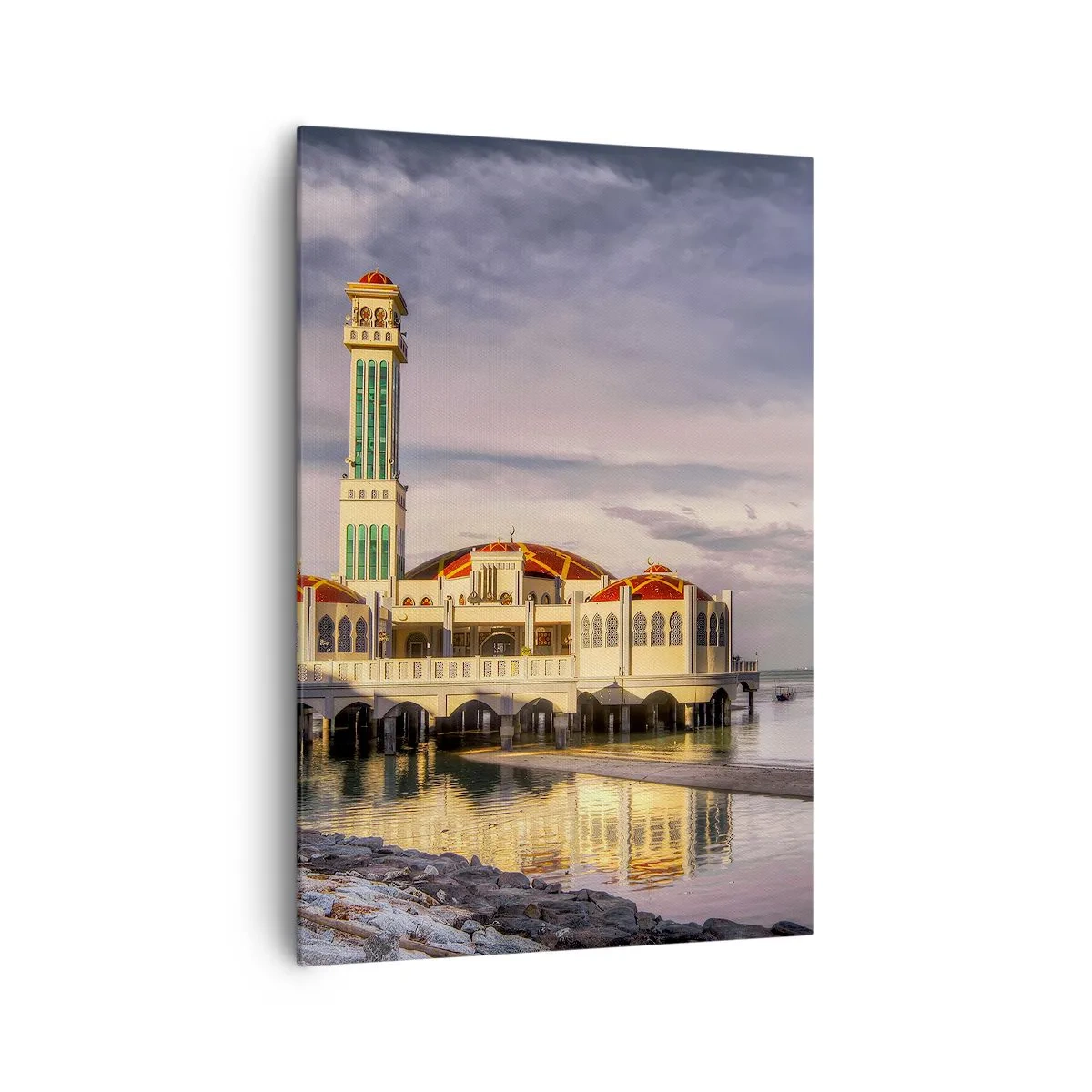 Bild auf Leinwand - Leinwandbild - Ein beeindruckendes Gebäude mit einem Minarett auf dem Wasser, umgeben von einer friedlichen Landschaft - 70x100cm - Tempel der Natur - Moderne Wanddekoration für Wohnzimmer und Schlafzimmer ARTTOR