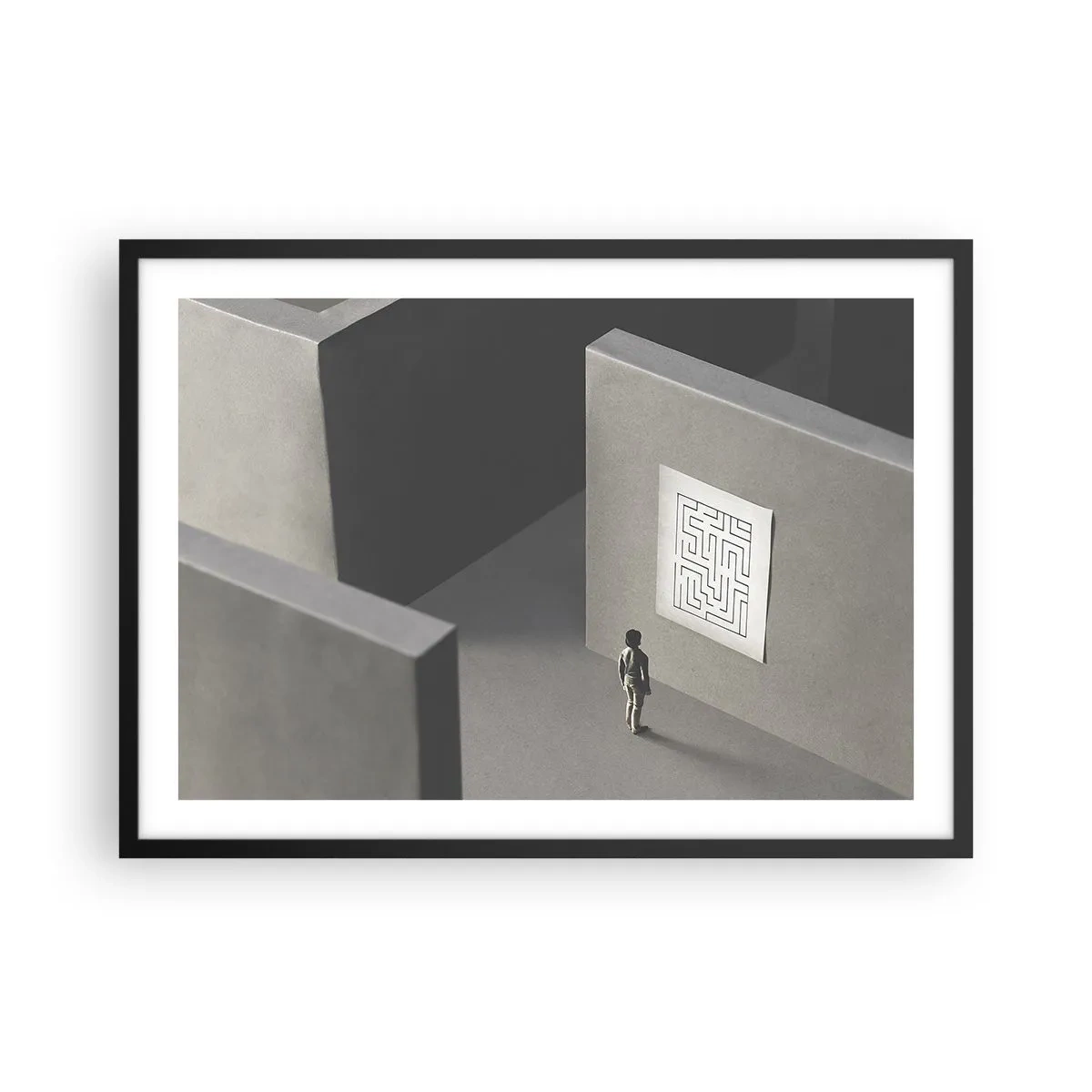 Poster in einem schwarzem Rahmen - Eine Figur in einem Labyrinth, die auf eine hängende Karte schaut - 70x50cm - Aber wo bin ich? - Moderne Wanddekoration für Wohnzimmer und Schlafzimmer ARTTOR