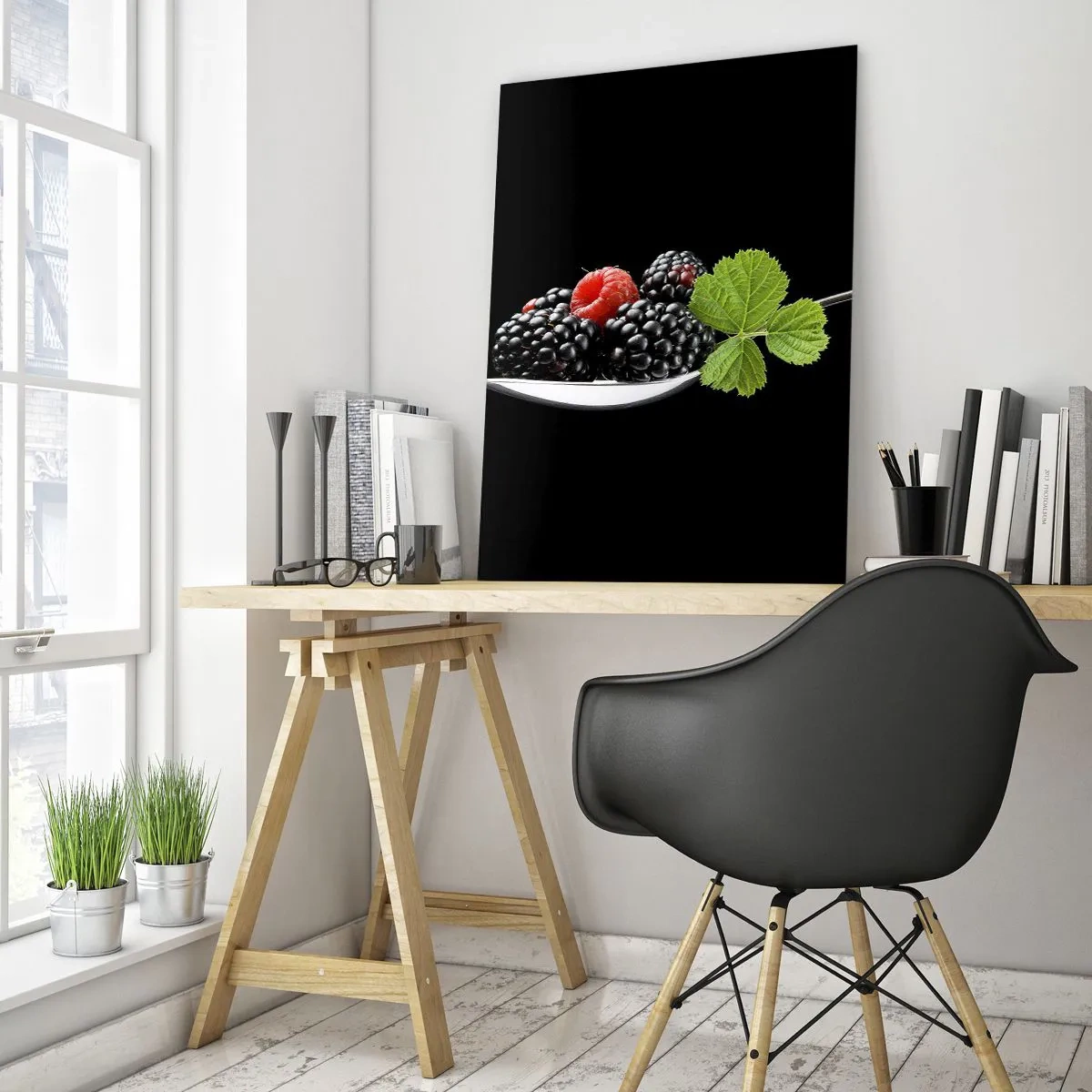 Glasbild - Bild auf glas - Himbeeren und Brombeeren auf einem Löffel mit einem grünen Blatt auf schwarzem Hintergrund - 50x70cm - Der Geschmack der Frische - Moderne Wanddekoration für Wohnzimmer und Schlafzimmer ARTTOR