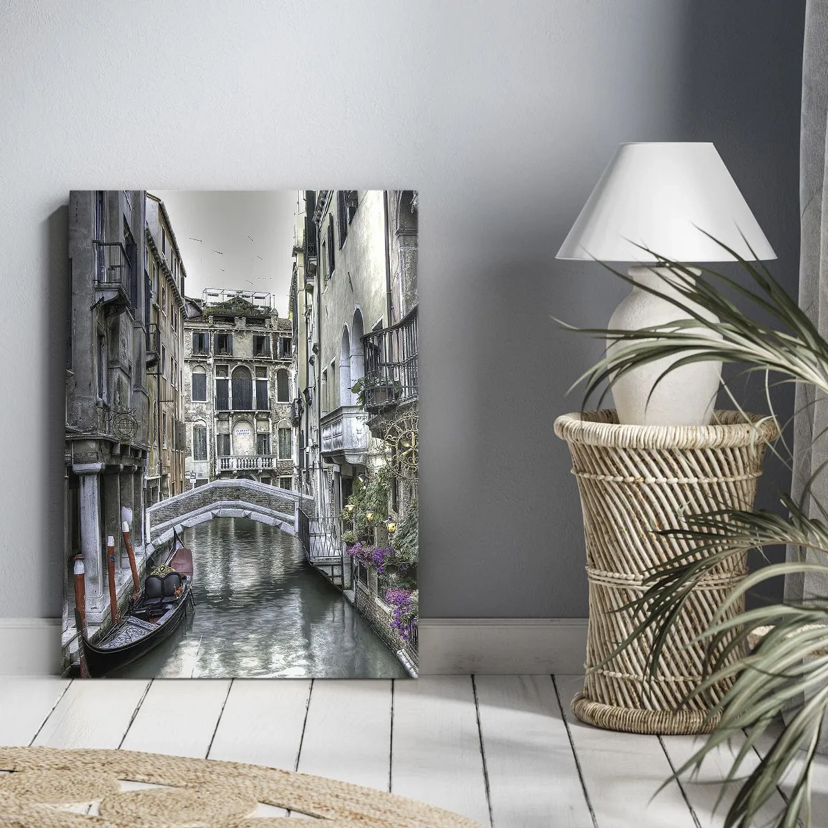 Bild auf Leinwand - Leinwandbild - Venezianischer Kanal mit Gondel und Steinbrücke - 50x70cm - Seit Jahrhunderten in stiller Besinnung - Moderne Wanddekoration für Wohnzimmer und Schlafzimmer ARTTOR