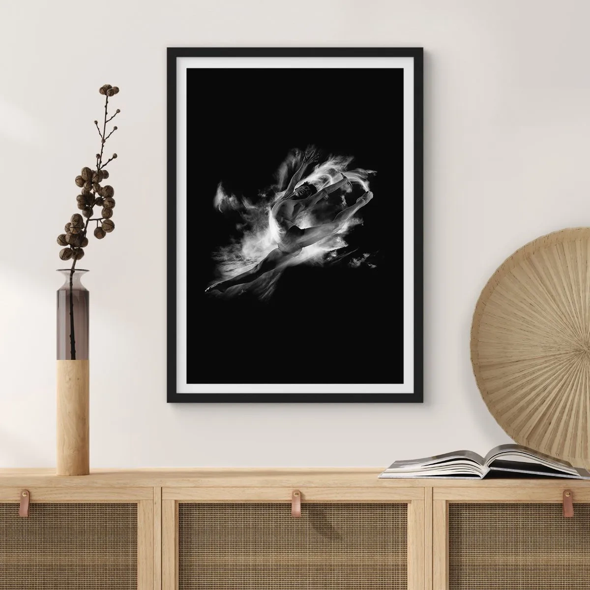 Poster in einem schwarzem Rahmen - Im Flug hängen geblieben - 30x40 cm