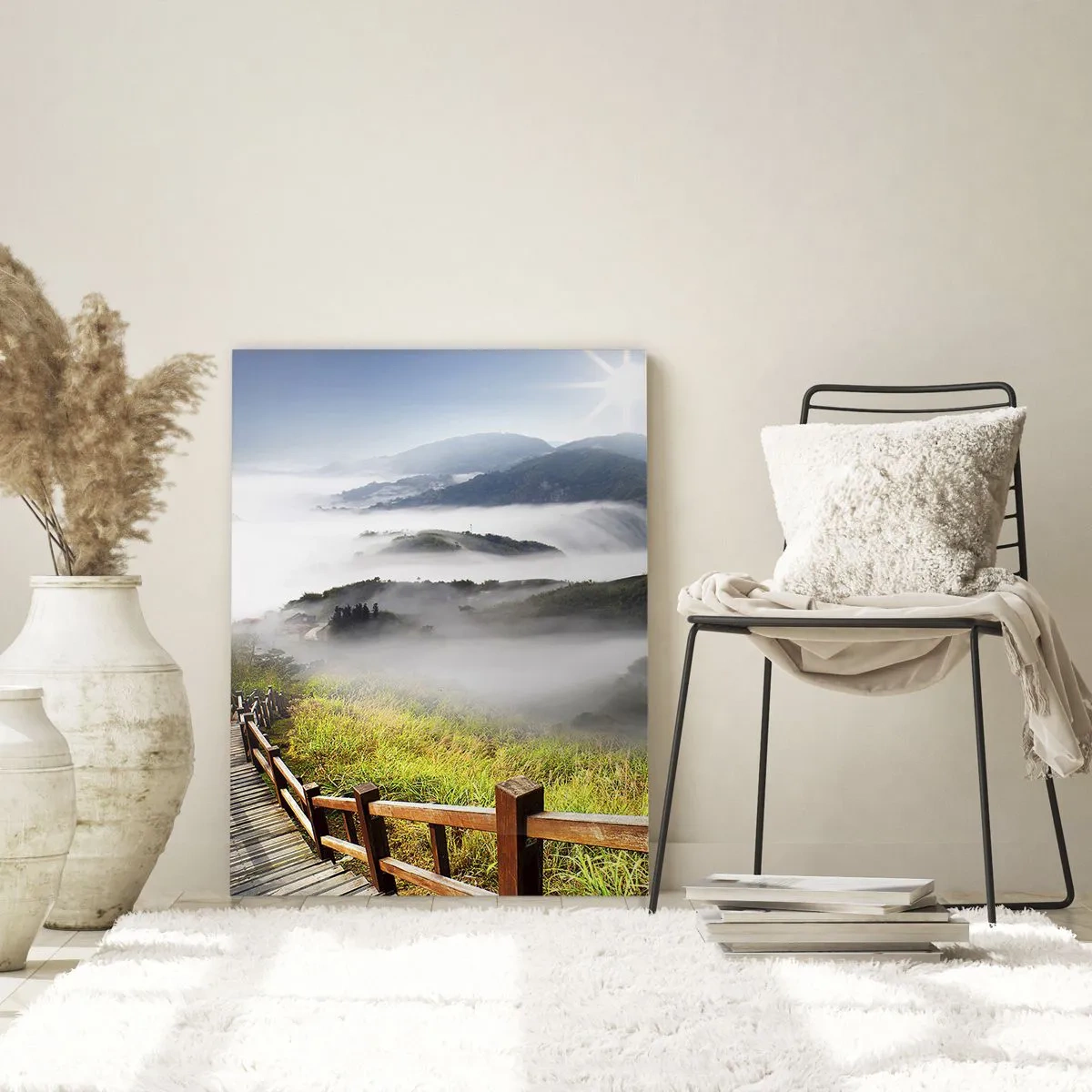 Glasbild - Bild auf glas - Berglandschaft mit Nebel und einem Holzweg bei Sonnenaufgang - 50x70cm - Gewebt aus Lichtschein und Nebel - Moderne Wanddekoration für Wohnzimmer und Schlafzimmer ARTTOR