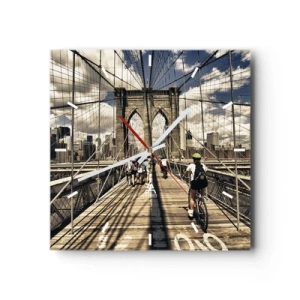 Wanduhr - Glasuhr - Brooklyn Bridge mit Blick auf Fußgänger und Radfahrer - 30x30cm - Direkt ins Herz der Stadt - Moderne Wanddekoration für Wohnzimmer und Schlafzimmer ARTTOR