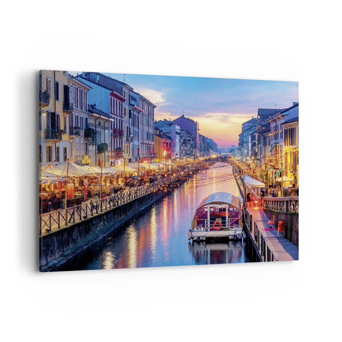 Bild auf Leinwand - Leinwandbild - Ein Kanal mit Beleuchtung, umgeben von farbenfrohen Gebäuden - 100x70cm - Ein Abend voller Licht und Spaß - Moderne Wanddekoration für Wohnzimmer und Schlafzimmer ARTTOR