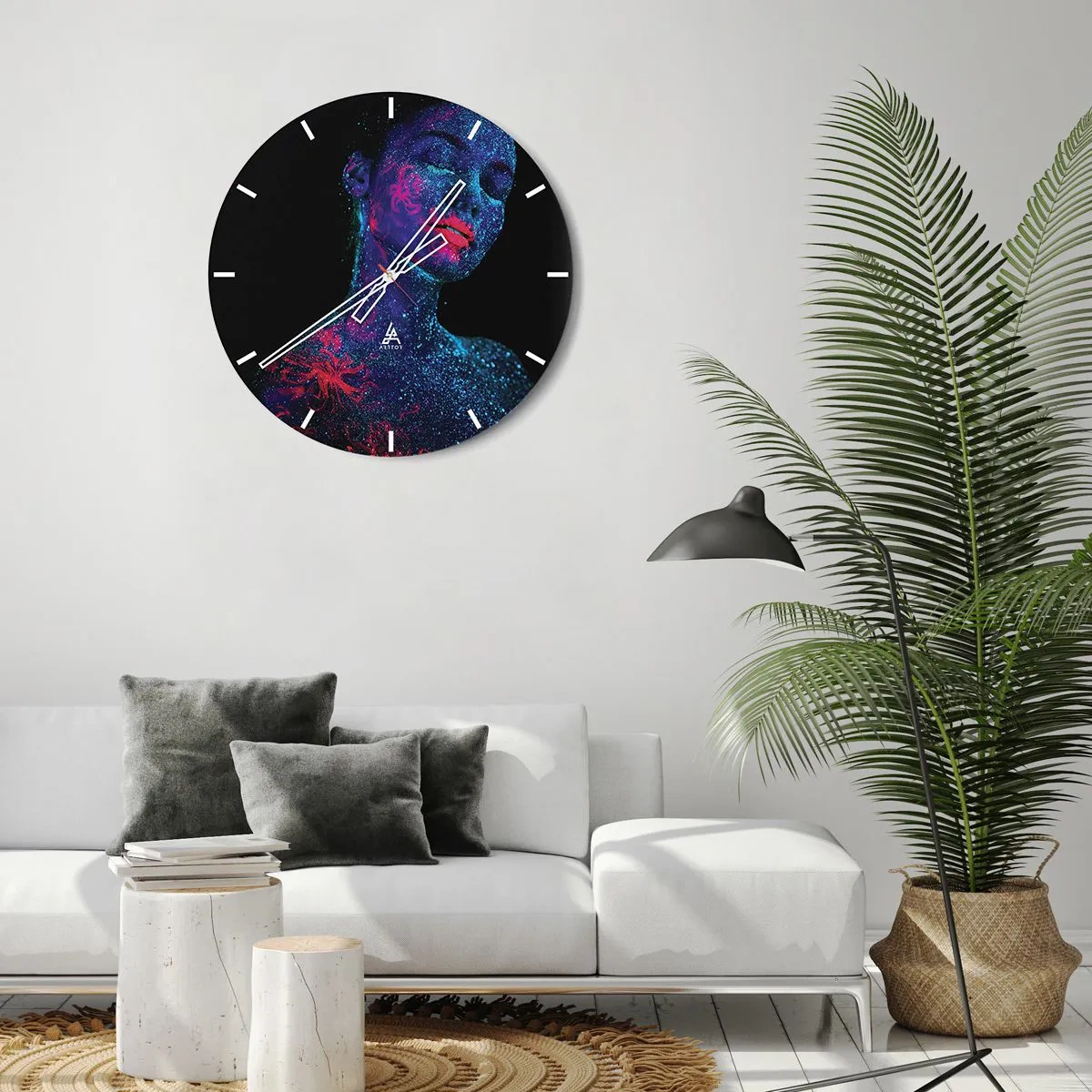 Wanduhr - Glasuhr - Porträt einer Frau mit fluoreszierender Gesichtsbemalung - 30x30cm - Im Sternenstaub - Moderne Wanddekoration für Wohnzimmer, Küche und Schlafzimmer ARTTOR