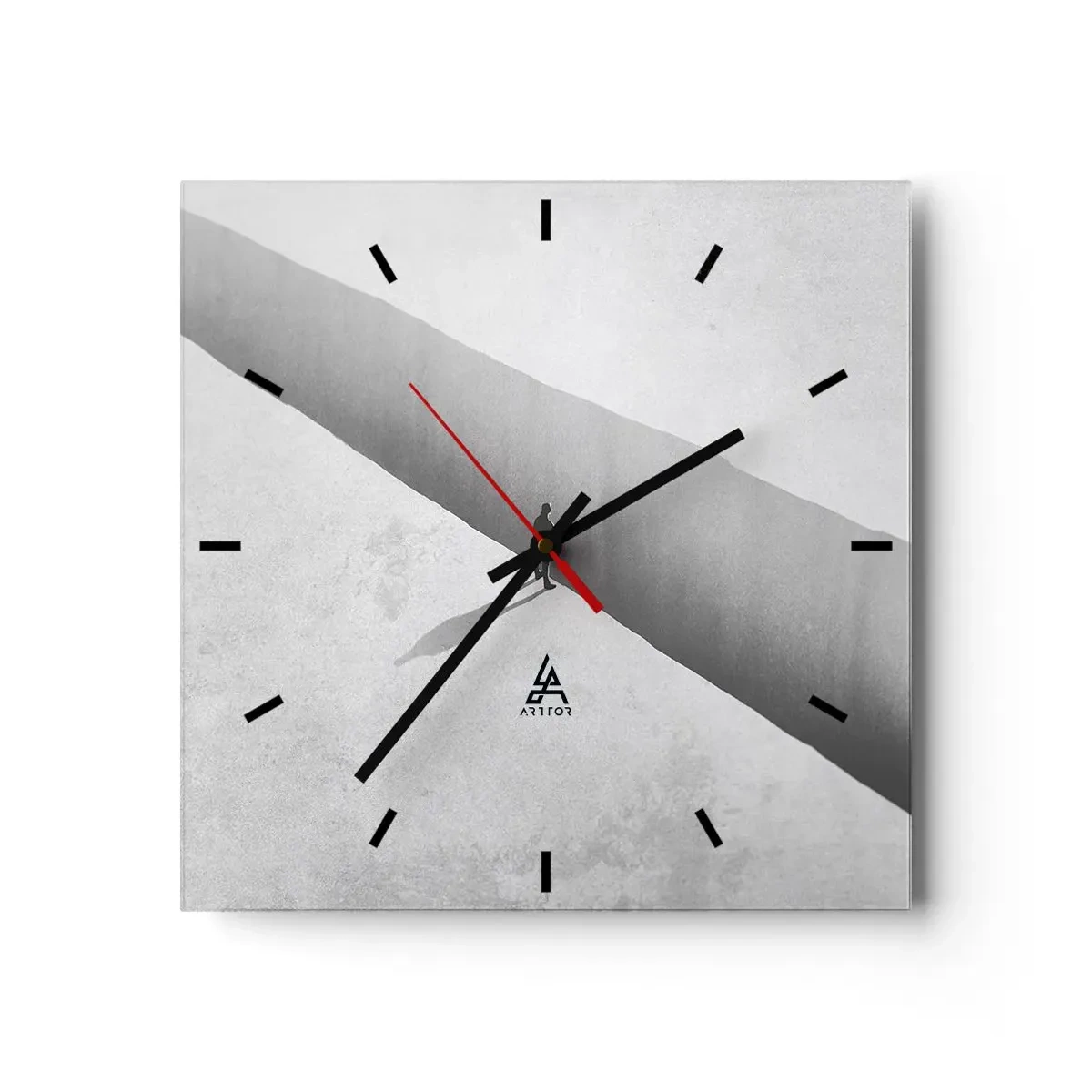 Wanduhr - Glasuhr - Eine einsame Gestalt steht in einer monochromen Umgebung über einem tiefen Abgrund. - 30x30cm - Klares Ziel - Moderne Wanddekoration für Wohnzimmer und Schlafzimmer ARTTOR