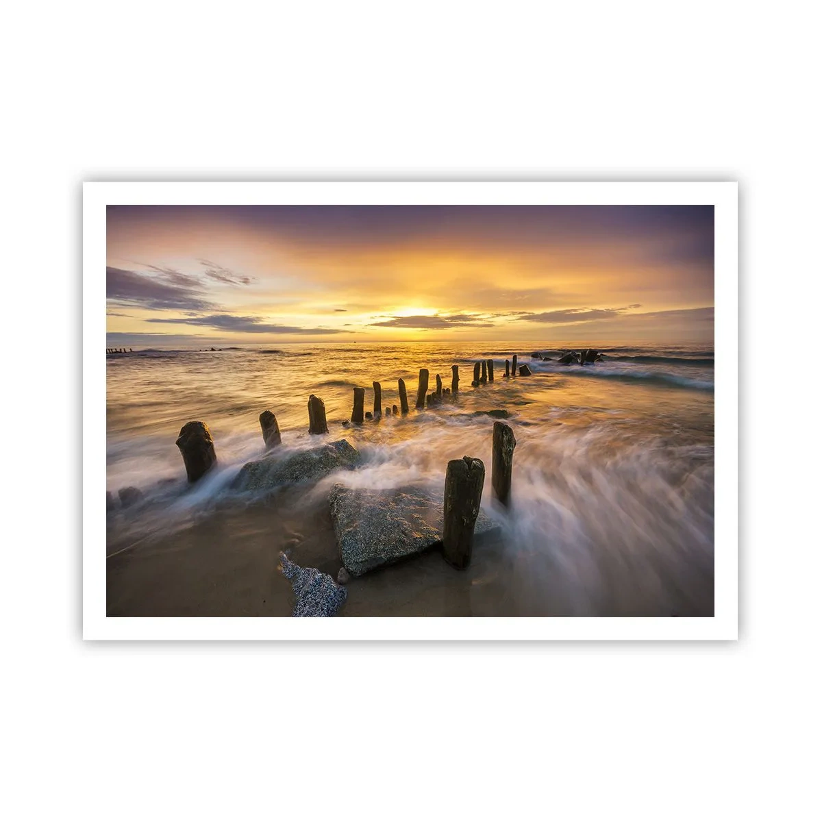 Poster - Sonnenuntergang über dem Meer mit den Überresten eines alten Piers - 100x70cm - Die raue Schönheit der Ostsee - Moderne Wanddekoration für Wohnzimmer und Schlafzimmer ARTTOR