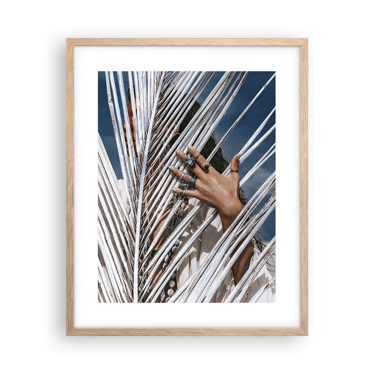 Poster in einem Rahmen aus heller Eiche - Das Mädchen des Schamanen? - 40x50 cm