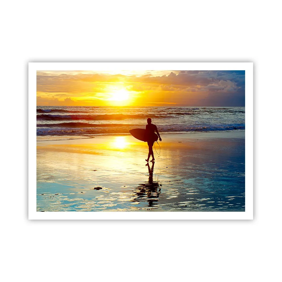 Poster - Ein Surfer geht bei Sonnenuntergang mit einem Brett in der Hand am Strand spazieren. - 100x70cm - Die Rückkehr des Kriegers - Moderne Wanddekoration für Wohnzimmer und Schlafzimmer ARTTOR