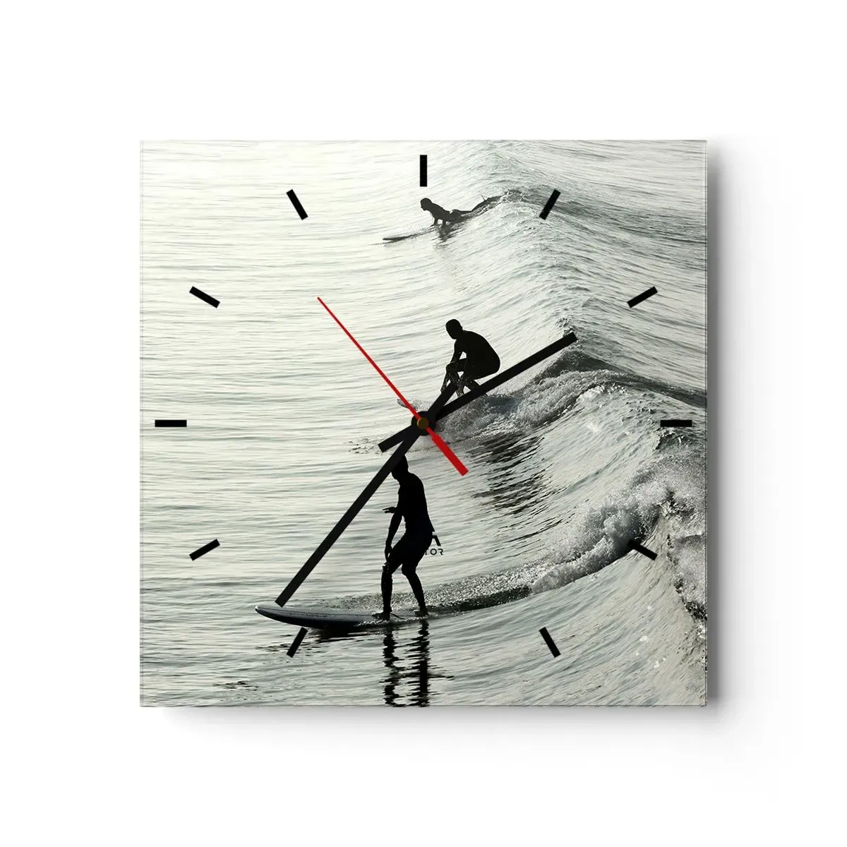 Wanduhr - Glasuhr - Surfer auf den Wellen in einer monochromen Aufnahme - 30x30cm - Gegen die Welle - Moderne Wanddekoration für Wohnzimmer und Schlafzimmer ARTTOR