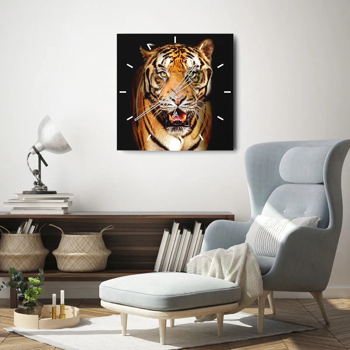Wanduhr - Glasuhr - Ein Tiger mit offenem Maul auf schwarzem Hintergrund - 30x30cm - Wild im Herzen - Moderne Wanddekoration für Wohnzimmer und Schlafzimmer ARTTOR