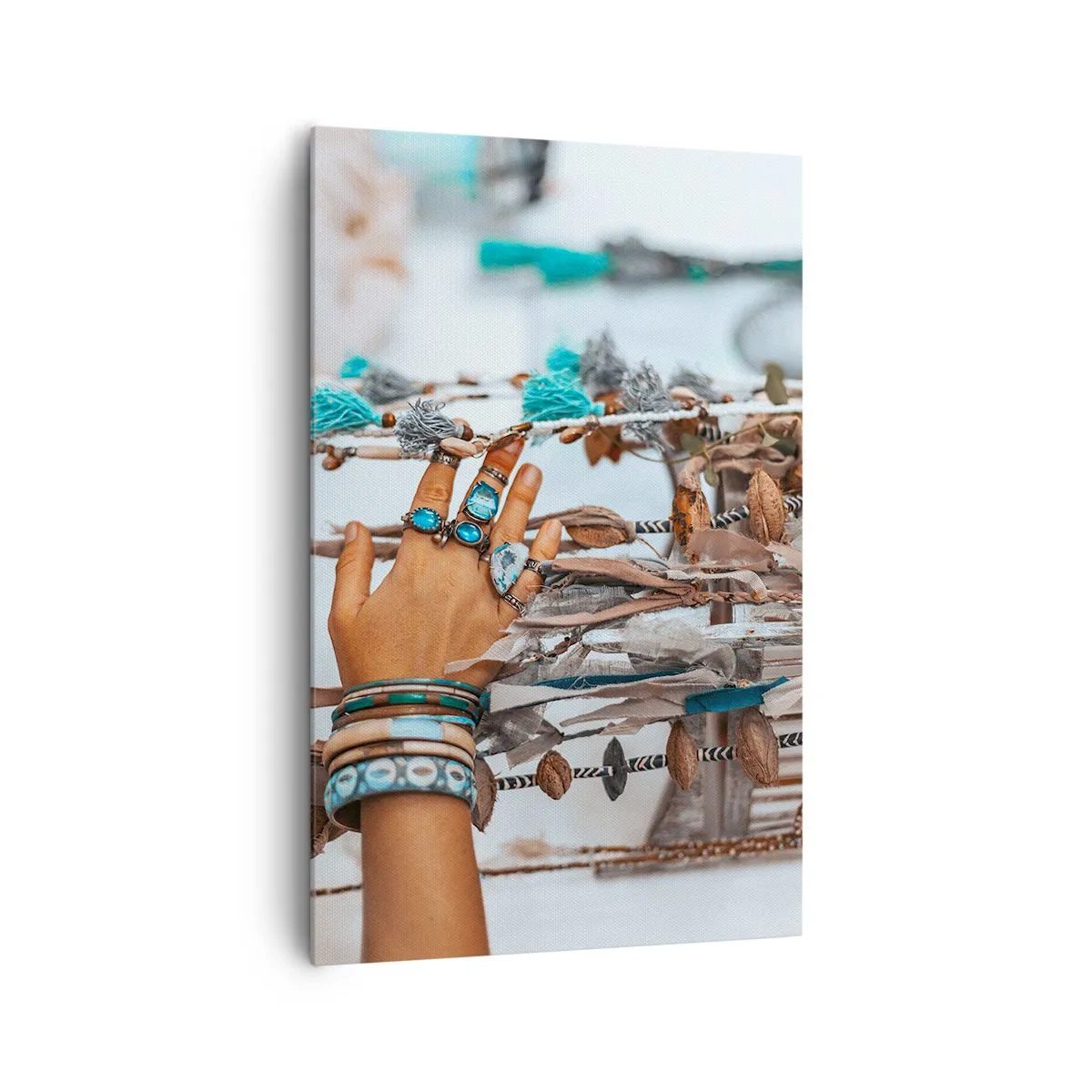 Bild auf Leinwand - Leinwandbild - Eine mit Boho-Schmuck geschmückte Hand mit Dekorationen im Hintergrund - 80x120cm - Lokale Schätze - Moderne Wanddekoration für Wohnzimmer und Schlafzimmer ARTTOR