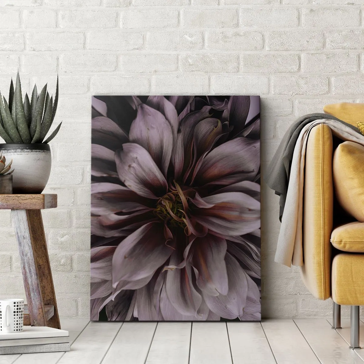 Bild auf Leinwand - Leinwandbild - Nahaufnahme einer großen Blume in dezenten Farben - 50x70cm - Ein Blumenherz - Moderne Wanddekoration für Wohnzimmer und Schlafzimmer ARTTOR