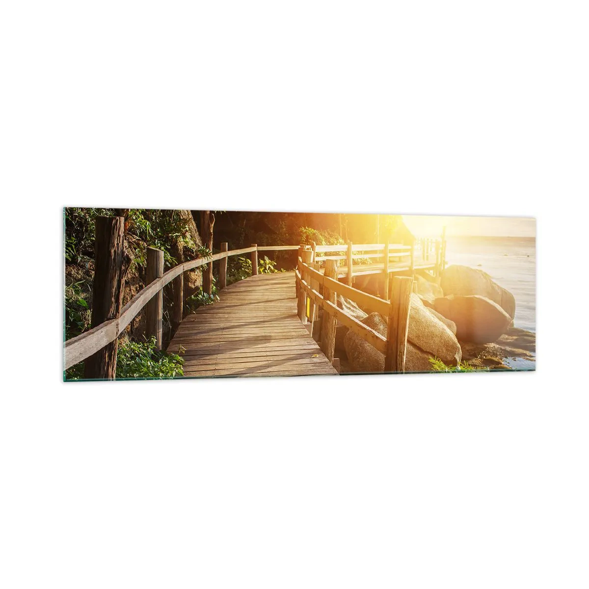 Glasbild - Bild auf glas - Eine Holzbrücke im Grünen, die in den Sonnenstrahlen zum Meer führt - 160x50cm - Noch eine Wendung, ein weiteres Wunder - Moderne Wanddekoration für Wohnzimmer und Schlafzimmer ARTTOR