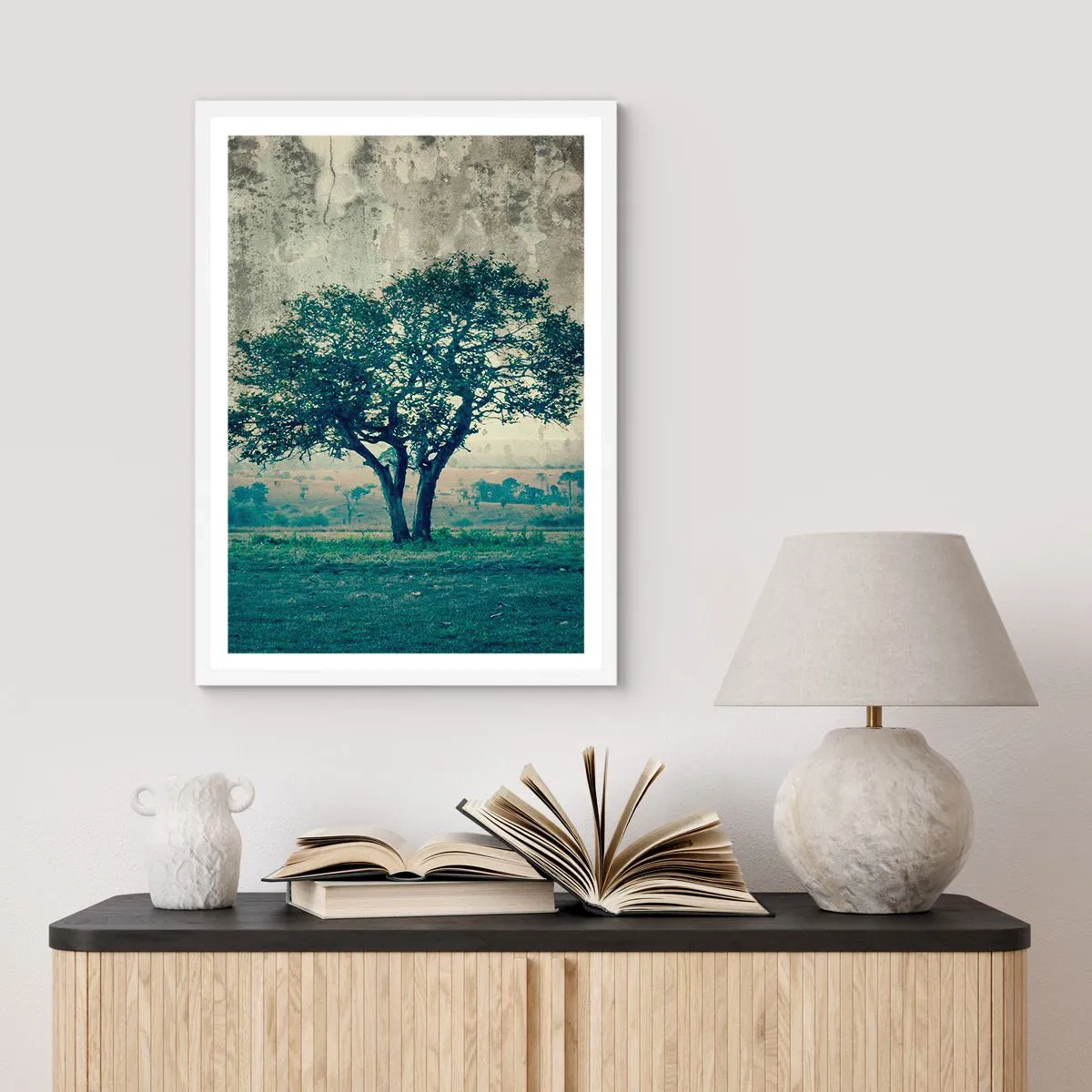 Poster in einem weißen Rahmen - Ein Apfelbaum auf blauem Feld? - 61x91 cm