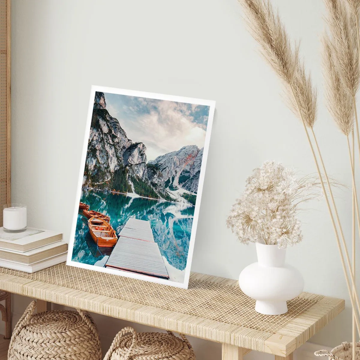 Poster - Ein Bergsee mit Holzbooten und einem Steg - 50x70cm - Wir zeigen Ihnen Schönheit - Moderne Wanddekoration für Wohnzimmer und Schlafzimmer ARTTOR