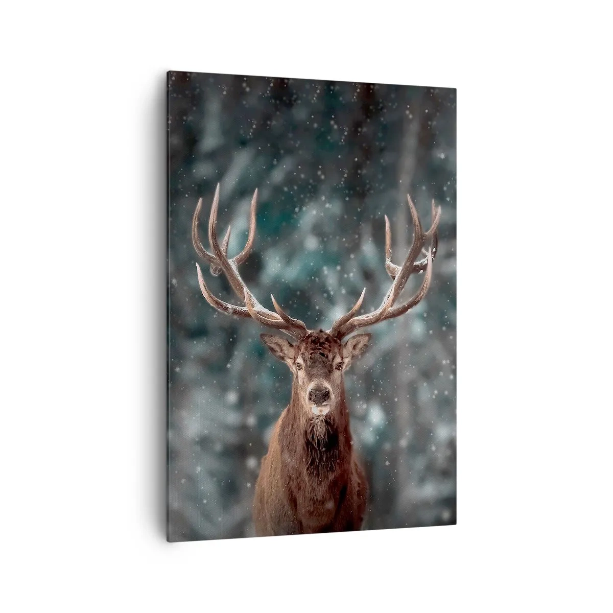 Bild auf Leinwand - Leinwandbild - Hirsche in einem Winterwald mit fallendem Schnee - 70x100cm - Gekrönter König des Waldes - Moderne Wanddekoration für Wohnzimmer und Schlafzimmer ARTTOR