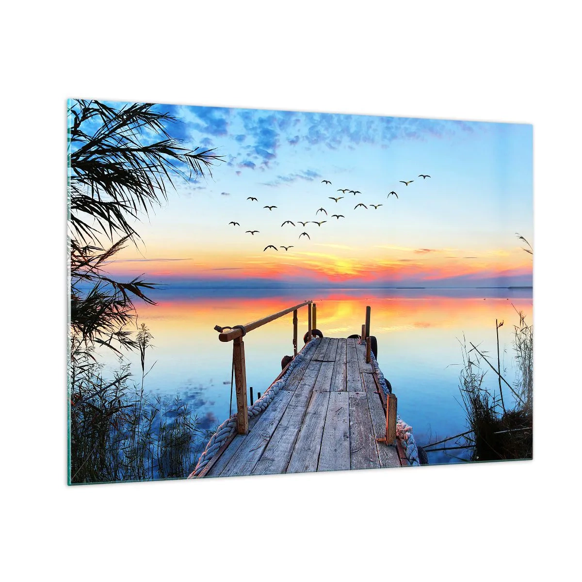 Glasbild - Bild auf glas - Ein Holzsteg über einem See bei Sonnenuntergang mit einem Vogelschwarm, der über uns fliegt - 100x70cm - Es ist Zeit, zurückzukehren ... - Moderne Wanddekoration für Wohnzimmer und Schlafzimmer ARTTOR