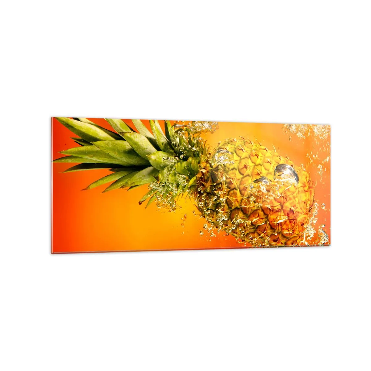 Glasbild - Bild auf glas - Eine in Wasser getauchte Ananas vor einem orangefarbenen Hintergrund mit Farbverlauf. - 120x50cm - Tropisch saftige Frische - Moderne Wanddekoration für Wohnzimmer und Schlafzimmer ARTTOR