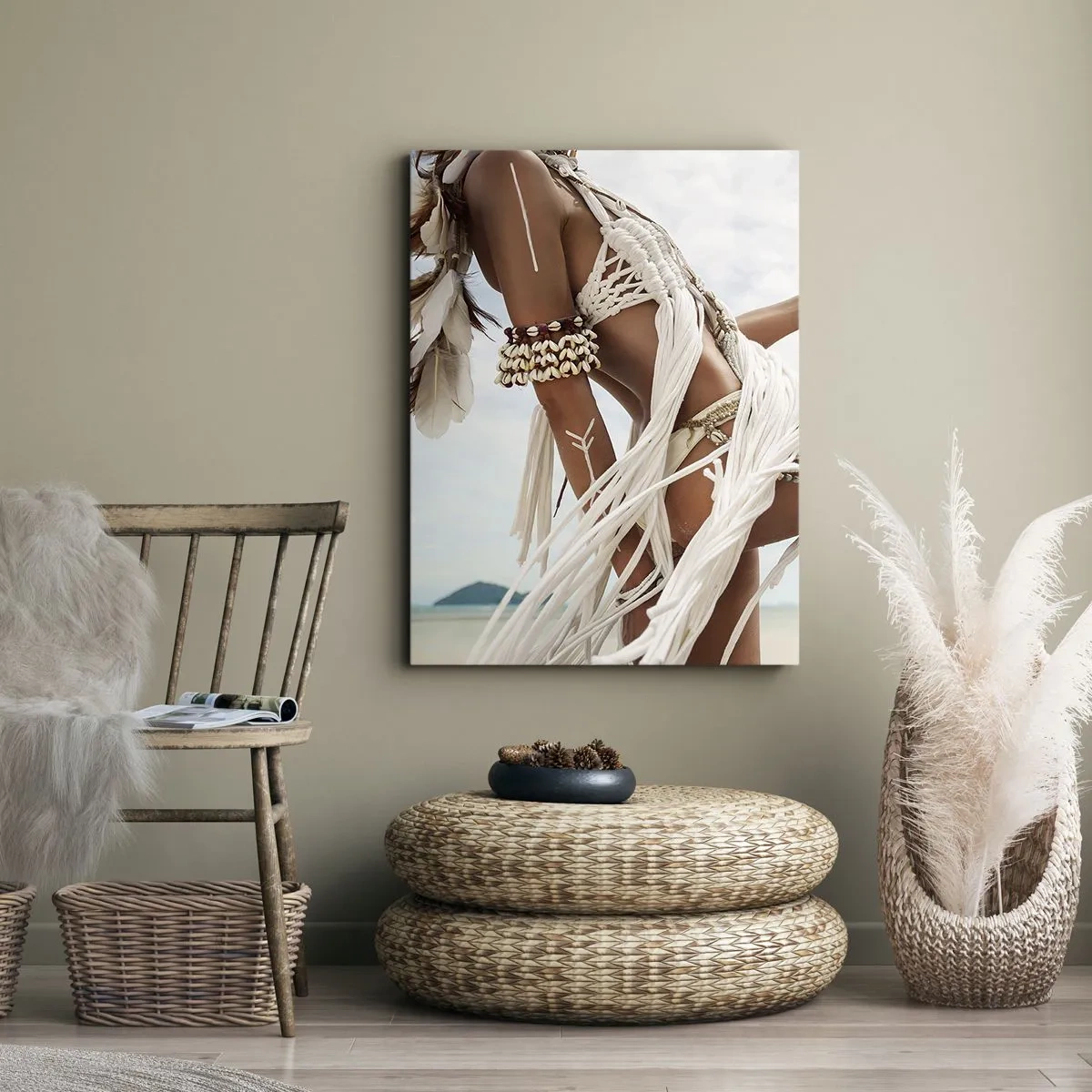 Bild auf Leinwand - Leinwandbild - Eine Frauenfigur mit ethnischen Ornamenten und Kleidung vor dem Hintergrund einer tropischen Landschaft. - 80x120cm - Eine Priesterin der Sonne - Moderne Wanddekoration für Wohnzimmer und Schlafzimmer ARTTOR