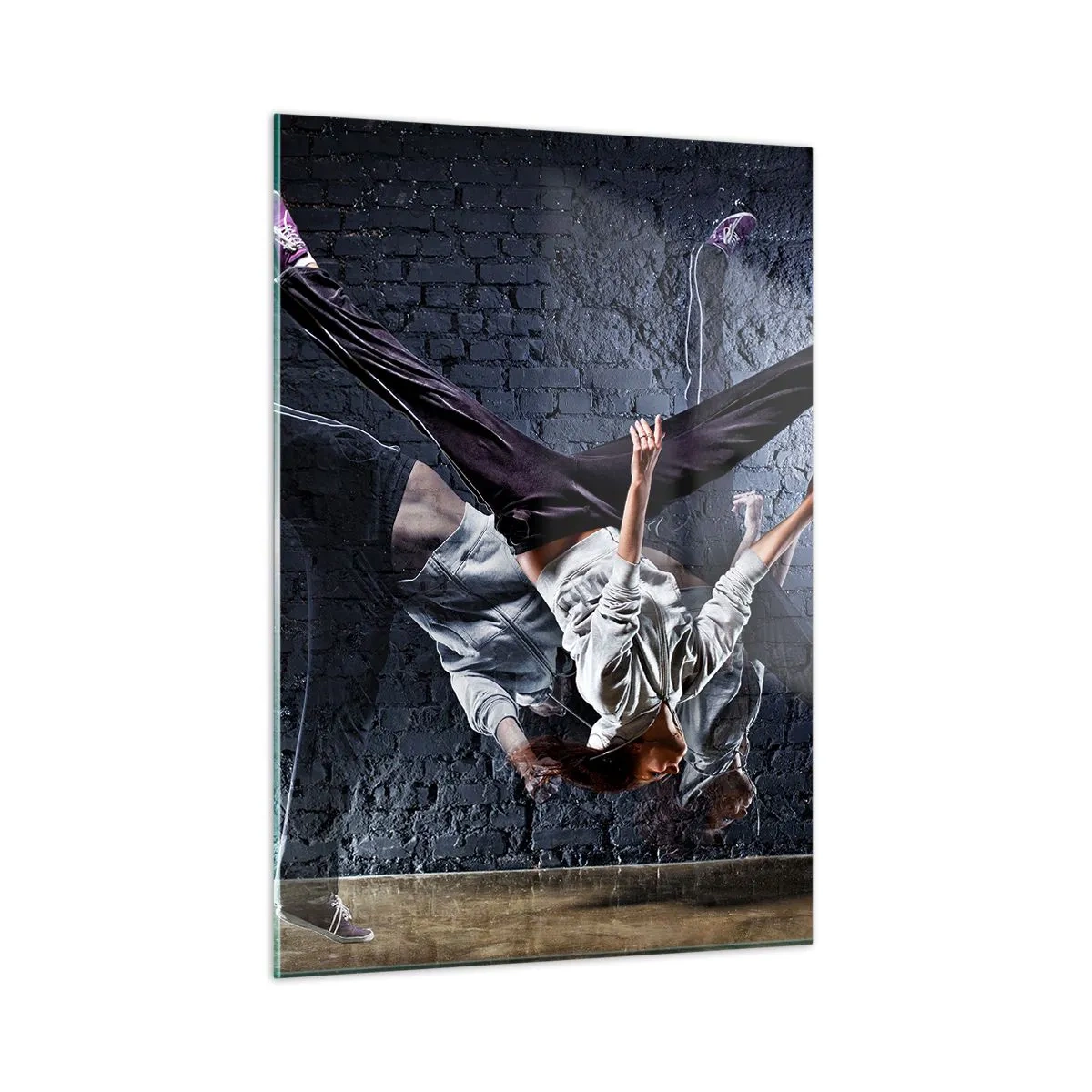 Glasbild - Bild auf glas - Dynamischer Tanz vor der Kulisse einer Industriemauer - 50x70cm - Straßenstar - Moderne Wanddekoration für Wohnzimmer und Schlafzimmer ARTTOR