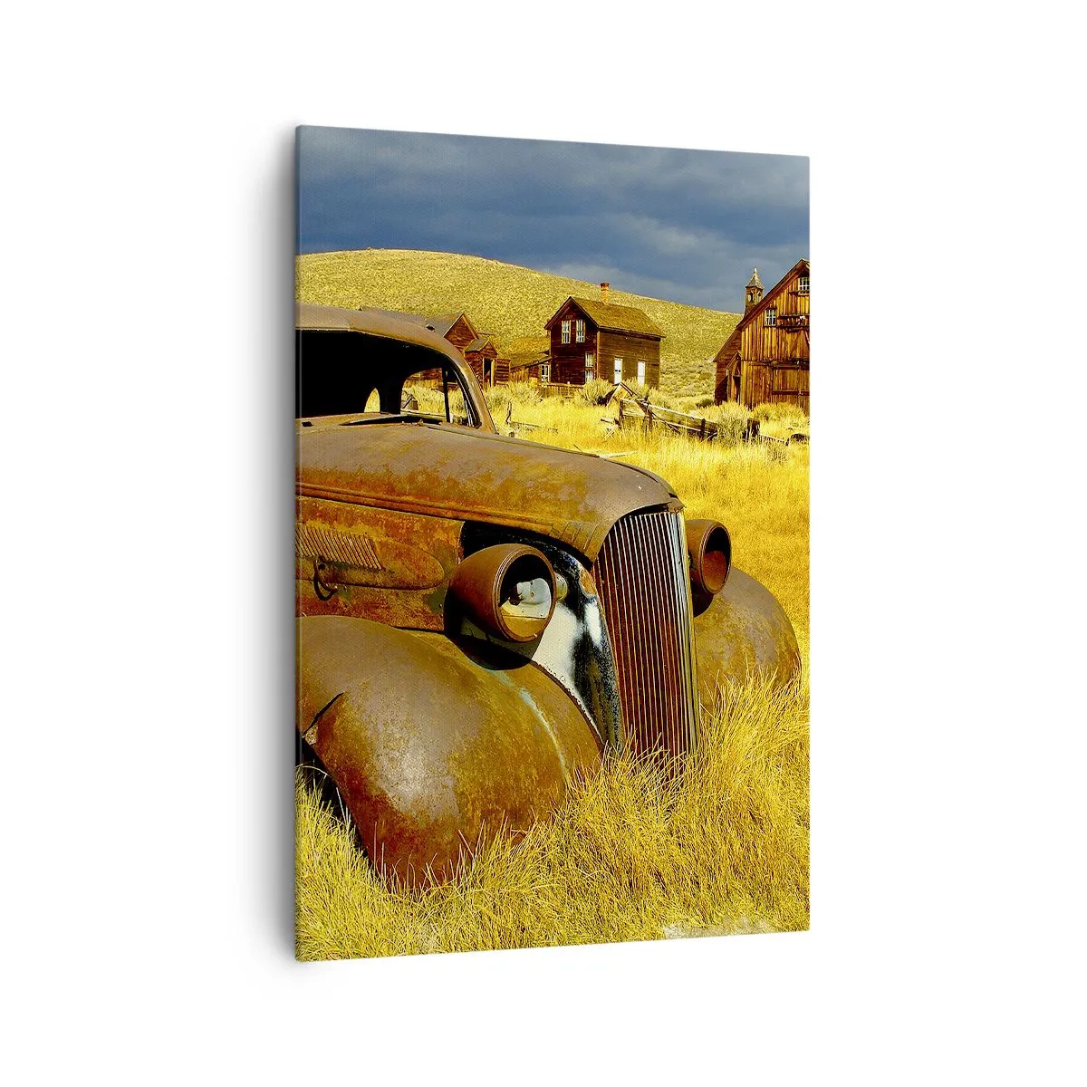 Bild auf Leinwand - Leinwandbild - Ein altes rostiges Auto vor dem Hintergrund verlassener Holzhütten - 70x100cm - Eine wohlverdiente Ruhe - Moderne Wanddekoration für Wohnzimmer und Schlafzimmer ARTTOR