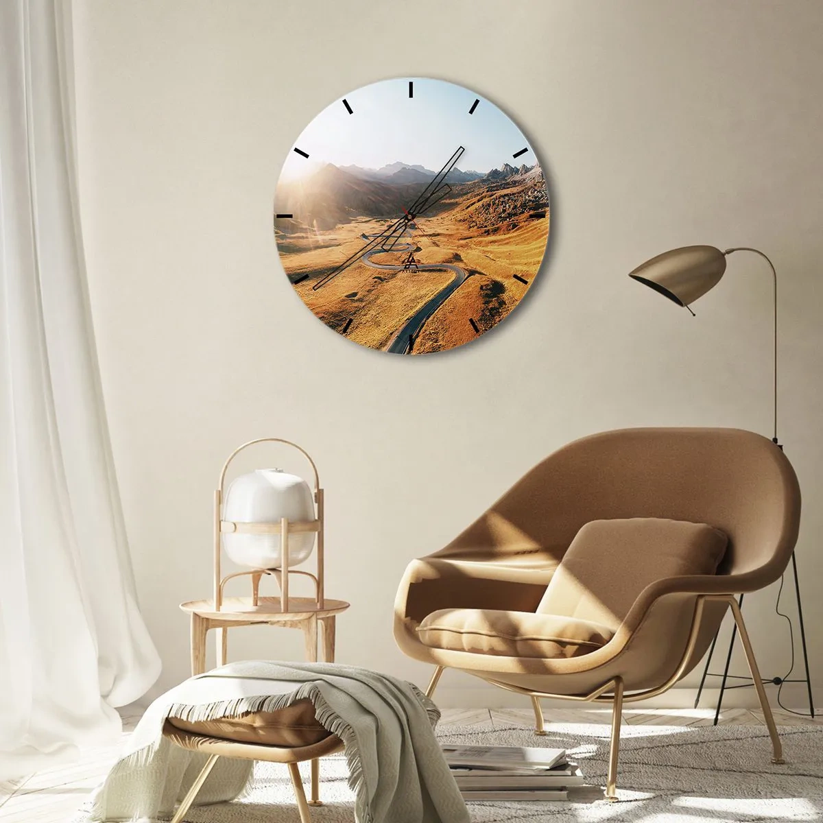 Wanduhr - Glasuhr - Eine kurvenreiche Straße in einem goldenen Tal, beleuchtet von der untergehenden Sonne - 30x30cm - In einem goldenen Tal - Moderne Wanddekoration für Wohnzimmer, Küche und Schlafzimmer ARTTOR