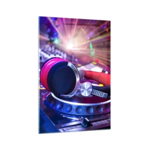 Glasbild - Bild auf glas - DJ-Kopfhörer auf einer Konsole, die von Scheinwerfern auf einer Party beleuchtet wird - 70x100cm - Es wird, es wird passieren - Moderne Wanddekoration für Wohnzimmer und Schlafzimmer ARTTOR