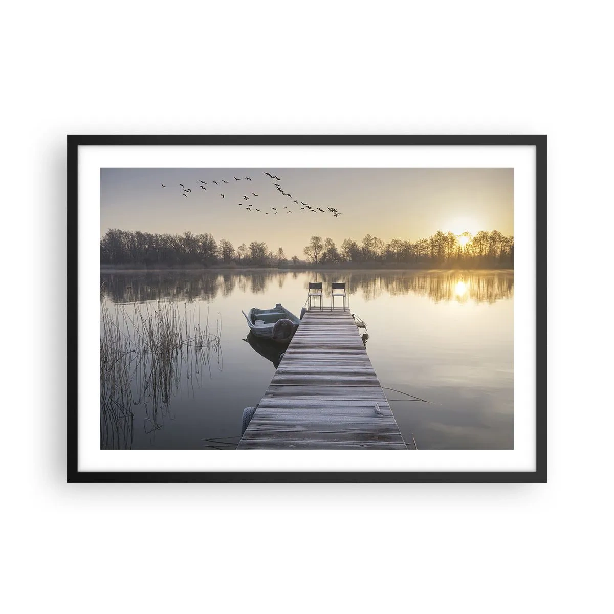 Poster in einem schwarzem Rahmen - Ein Pier am Seeufer am Morgen mit einem Boot und Stühlen - 70x50cm - Ich komme nach einiger Zeit zurück - Moderne Wanddekoration für Wohnzimmer und Schlafzimmer ARTTOR