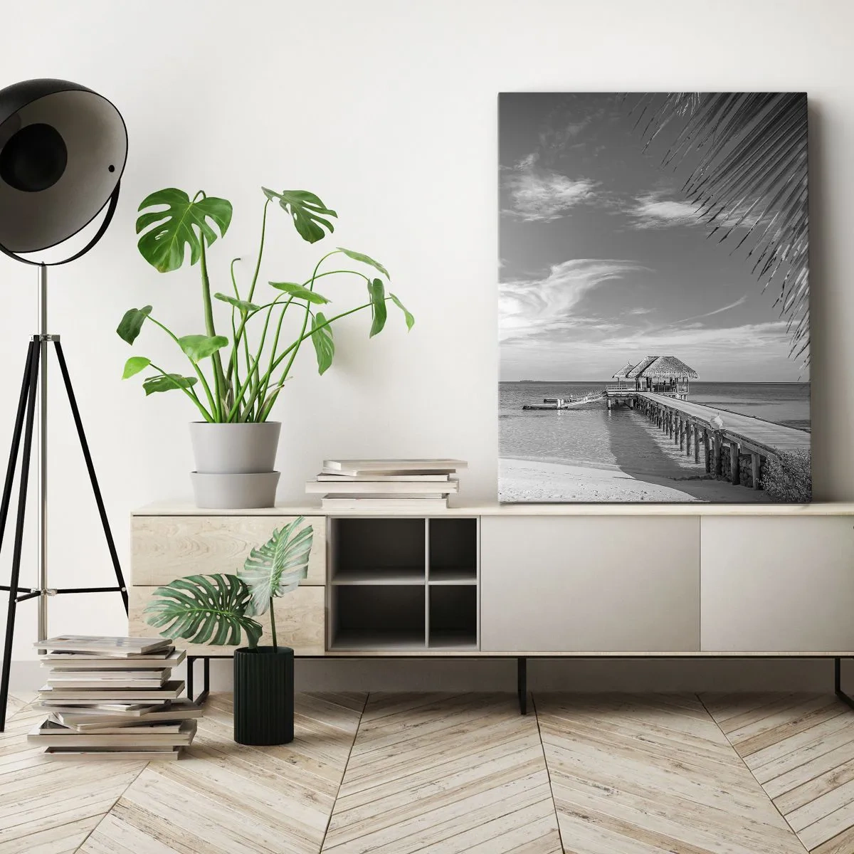 Bild auf Leinwand - Leinwandbild - Schwarz-weißer Strand mit Pier und Palmen an einer tropischen Küste - 50x70cm - Erinnerung oder Traum? - Moderne Wanddekoration für Wohnzimmer und Schlafzimmer ARTTOR