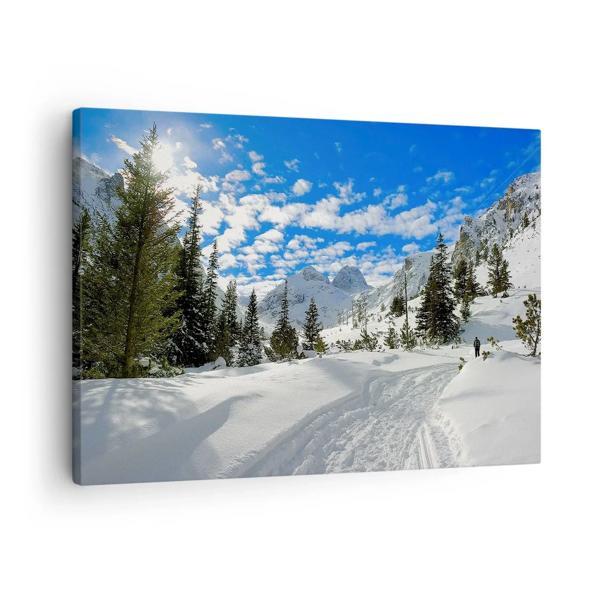 Bild auf Leinwand - Leinwandbild - Winterliche Berglandschaft mit Wald und Weg im Schnee - 70x50cm - Im Schnee und in der Sonne - Moderne Wanddekoration für Wohnzimmer und Schlafzimmer ARTTOR