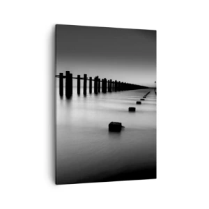 Bild auf Leinwand - Leinwandbild - Im Wasser versunkene Holzpfähle und Betonblöcke in Schwarz-Weiß-Tönen - 50x70cm - Graue Distanz im Nebel - Moderne Wanddekoration für Wohnzimmer und Schlafzimmer ARTTOR