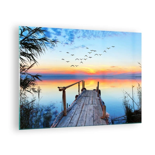 Glasbild - Bild auf glas - Ein Holzsteg über einem See bei Sonnenuntergang mit einem Vogelschwarm, der über uns fliegt - 70x50cm - Es ist Zeit, zurückzukehren ... - Moderne Wanddekoration für Wohnzimmer und Schlafzimmer ARTTOR
