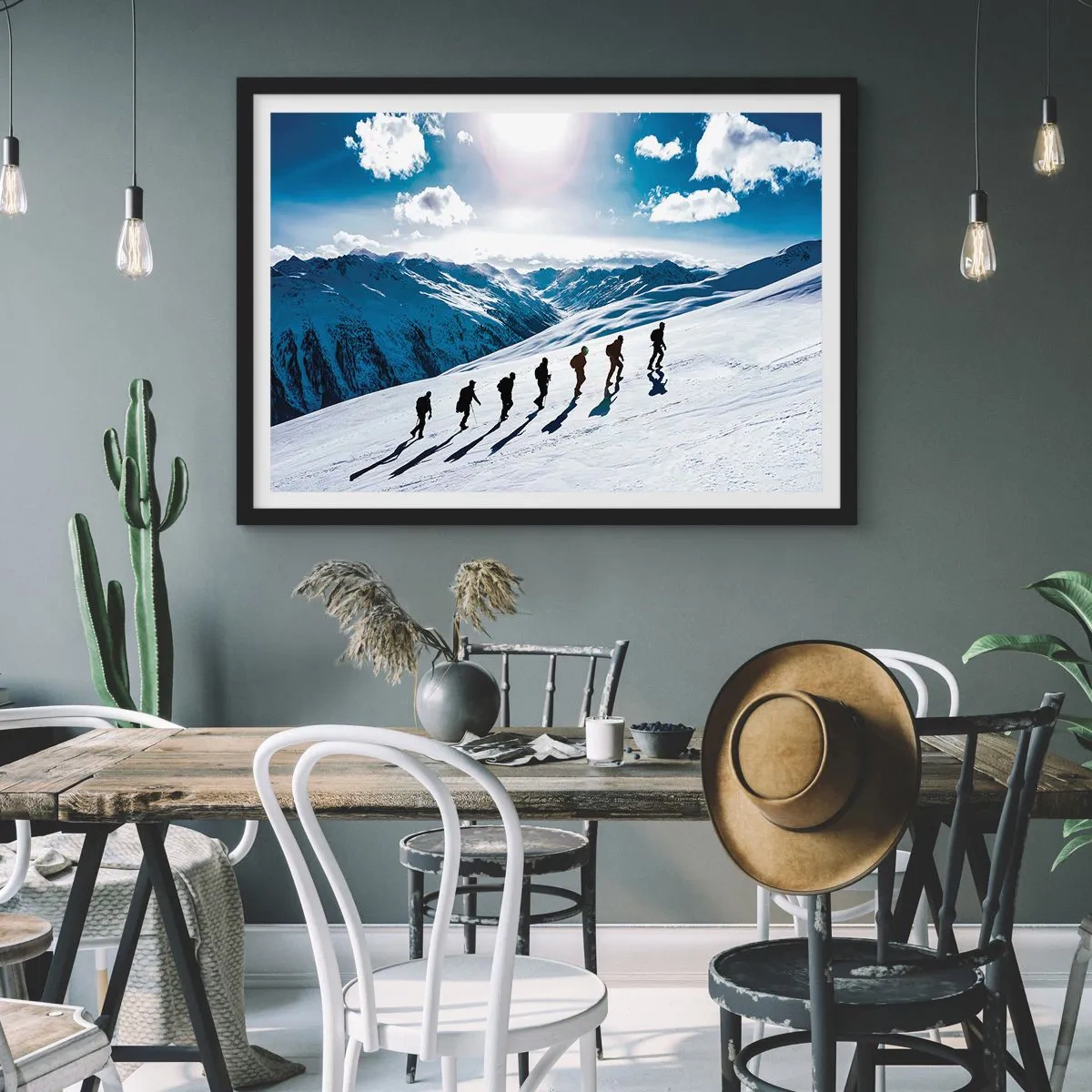 Poster in einem schwarzem Rahmen - Eine Gruppe von Bergsteigern wandert einen schneebedeckten Hang hinauf - 100x70cm - Das Team der Eroberer - Moderne Wanddekoration für Wohnzimmer und Schlafzimmer ARTTOR