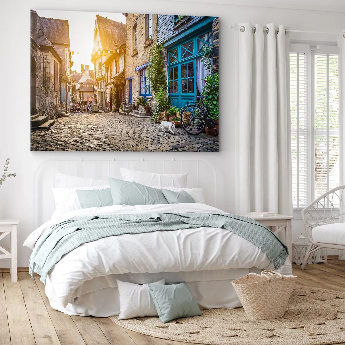 Bild auf Leinwand - Leinwandbild - Eine charmante Straße mit Steinpflaster im Sonnenlicht - 120x80cm - Der weiße Geist der Stadt - Moderne Wanddekoration für Wohnzimmer und Schlafzimmer ARTTOR