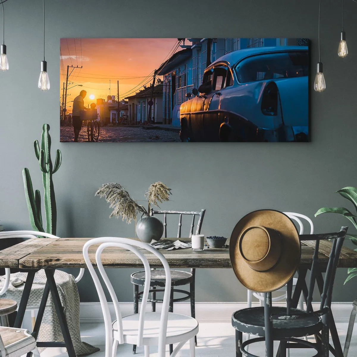 Bild auf Leinwand - Leinwandbild - Retro-Auto und Fahrrad auf der Straße im Licht der untergehenden Sonne - 160x50cm - Hier vergeht die Zeit - Moderne Wanddekoration für Wohnzimmer und Schlafzimmer ARTTOR